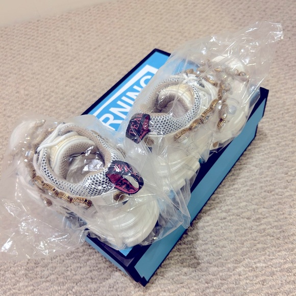 New Women’s Size 36 Gucci Sneakers, Comes With Everything Shown, $1725 Retail - Picture 2 of 5